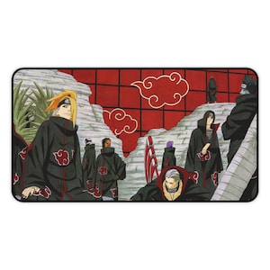 Puede incluir: Una alfombrilla de ratón rectangular con un grupo de personajes de anime con capas negras y símbolos de nubes rojas. El fondo incluye nubes rojas y un paisaje rocoso. La alfombrilla tiene un borde negro.