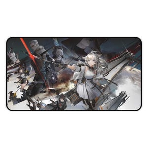 Puede incluir: Una alfombrilla de ratón rectangular con una ilustración detallada de estilo anime. La obra de arte representa a varios personajes en acción, con una figura dominante con un vestido blanco y cabello plateado. El fondo es una mezcla de estructuras mecánicas y una escena dinámica y llena de acción.
