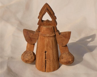 Cloche de vache en bois sculpté d'art folklorique maisonnette de campagne vintage fille de pain d'épice