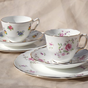 Paar Vintage Crown Staffordshire Teetischsets mit Tasse, Untertasse und Teller Blumen Blumen Gold Porzellan Keramik England Bild 1