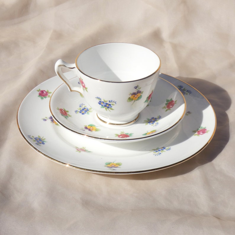 Paar Vintage Crown Staffordshire Teetischsets mit Tasse, Untertasse und Teller Blumen Blumen Gold Porzellan Keramik England Bild 5