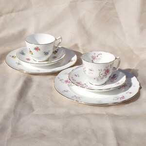 Paar Vintage Crown Staffordshire Teetischsets mit Tasse, Untertasse und Teller Blumen Blumen Gold Porzellan Keramik England Bild 2