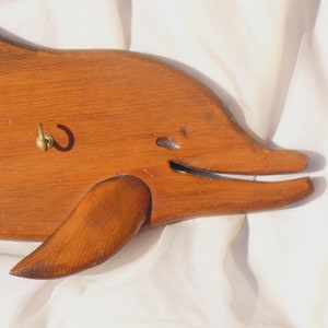 Grand crochet dauphin en bois fait main vintage avec décoration côtière, porte-création animal image 3