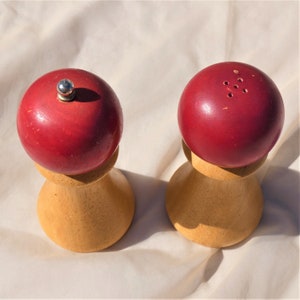 Wooden Salt Shaker and Pepper Grinder Mill with Red Ball Tops Vintage Chyn Tai image 6