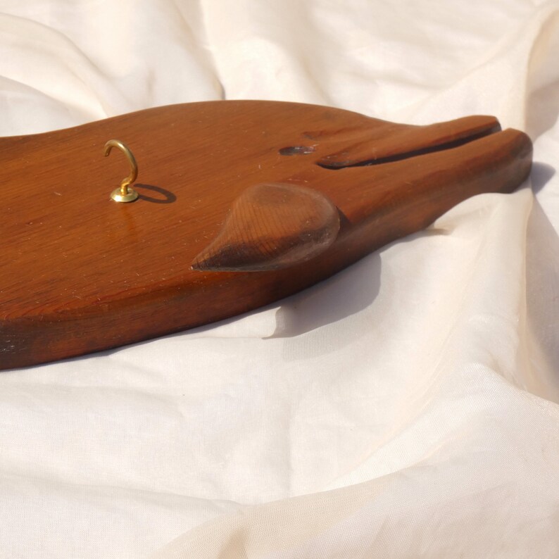 Grand crochet dauphin en bois fait main vintage avec décoration côtière, porte-création animal image 4