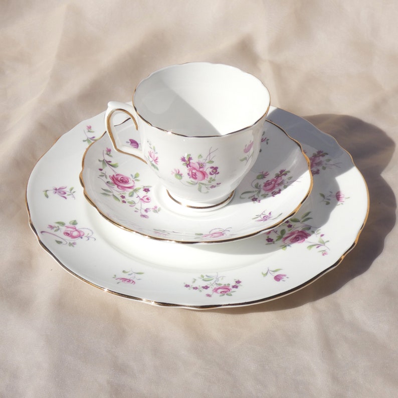 Paar Vintage Crown Staffordshire Teetischsets mit Tasse, Untertasse und Teller Blumen Blumen Gold Porzellan Keramik England Bild 6