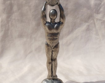 10,25 po. Patrick Meyer, homme nu, porte-bougie en étain, vintage en métal argenté, conique, grand homme, décoration figurative, sculpture