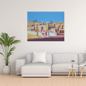 Vibrante arte naif di una città nel deserto marocchino - edificio tradizionale - cortile con raduni - cammelli e palme sotto il cielo azzurro - decorazione murale.