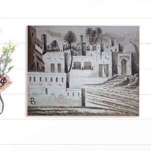 Illustrazione di un villaggio marocchino in tonalità seppia - Edifici imbiancati, porte ad arco, palme e cortile centrale - Stile schizzo di viaggio