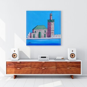 Dipinto di arte naif stilizzata di moschea marocchina - edificio rosa beige, accenti verdi - cielo turchese e acqua - decorazione di arte popolare - arte murale