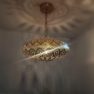 Lampada a sospensione marocchina in ottone fatta a mano - Lampada da soffitto Boho per l'arredamento della casa - Apparecchio di illuminazione marocchino unico - Arredamento per la casa di Marrakech
