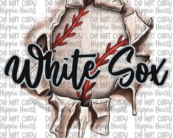 Op de afbeelding: Een witte honkbal met rode naden is open gescheurd om de woorden "White Sox" in zwarte en blauwe letters te laten zien. De achtergrond is een wit patroon met de woorden "Do Not Copy" en "Hippie Heart" die worden herhaald.