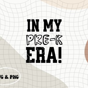 Peut inclure: Texte graphique noir et blanc sur un fond blanc et brun. Le texte dit "In My Pre-K Era!"