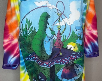 Bleu liquide, t-shirt avec effet tie-dye Alice au pays des merveilles. Grande taille, également 4 disponibles en blanc (pas de tie-dye)