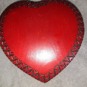 wooden heart shaped box with lid that turns.hearts around the top edge,large size
