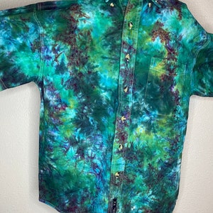 Green crinkle tie dye botton down shirt with pocket. Size small.