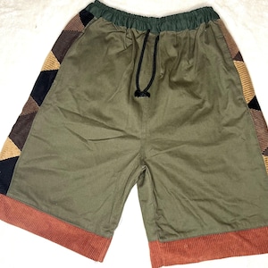 Handgemaakte, olijfgroene patchwork short, verstelbaar trekkoord en zakken. Maat medium