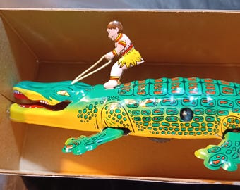 Junglejongen en krokodil, klassiek opwindbaar blikken speelgoed met lithoverf, vintage maar nieuwe/oude winkelvoorraad