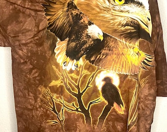 Camiseta tie dye azul líquido con águila volando en el aire. Vintage