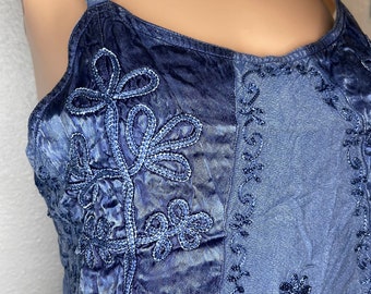 Blaues Tank Top mit bestickten/Seidendetails.