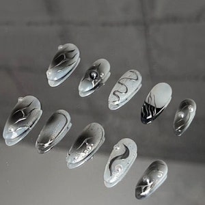 Ongles pressés noir argent 2000 ans : faux ongles en gel acrylique faits main