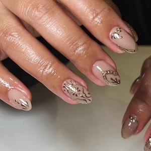 gold flower pattern nails/ custom press on nails/ hand made Press on Nails/Faux Acrylic Nails/ Gel Nails/Press on Nails