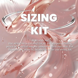 Op de afbeelding: Een advertentie voor een maattabelset met een vloeibare roségouden achtergrond met metalen golven en druppels. De tekst luidt: SIZING KIT, -Start with me! Our sizing kit is tailored for all nail shapes, offering peace of mind for anyone unsure of their nail size. For the most accurate fit, be sure to order our sizing kit.