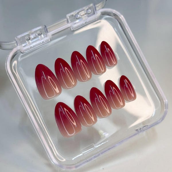 Unghie finte in gel acrilico con effetto ombré rosso