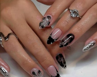 Uñas francesas con flores 3D: uñas de gel personalizadas y hechas a mano.