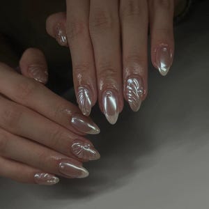 Ongles à presser chromés blancs : faux ongles en acrylique Y2K peints à la main