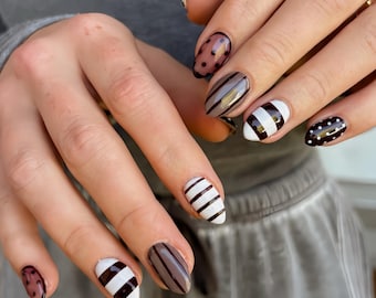 Stip en streeplijnontwerp druk op de nagels | Bruine esthetische nagels | Handgemaakte custom Y2K-nagelset | Leuke meisjesachtige stijl