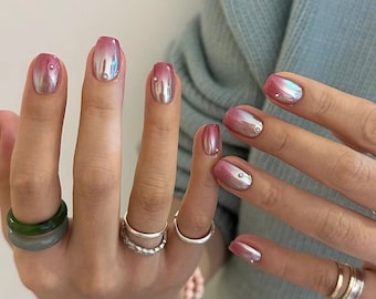 Ombreroze chroompers op de nagels: handgemaakte nep-acrylgelnagels