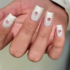 chrome white flower nails/ custom press on nails/ hand made Press on Nails/Faux Acrylic Nails/ Gel Nails/Press on Nails