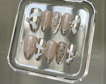 Unghie finte effetto occhi di gatto cromate: accenti a nastro, unghie finte in acrilico fatte a mano