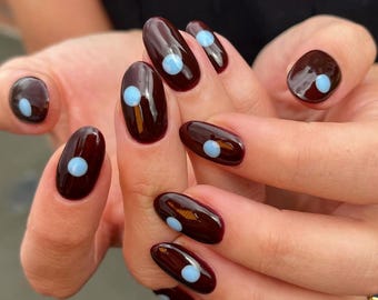 Presse à pois bleue sur les ongles : ongles personnalisés peints à la main