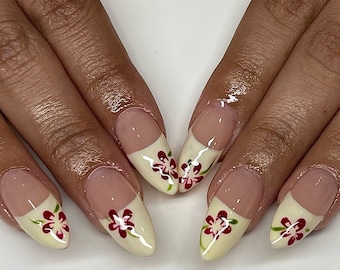 Uñas francesas con flores pintadas a mano
