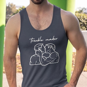 Tank Top Gay Club Männer küssen Tank für Gay Küssen Shirt für Gay Pride Tank für Gay Club Pride Top Trouble Maker Shirt mit Männern küssen Tank