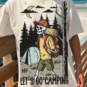 Squelette drôle, allons camping png, Conception de chemise de camping, nature, png, vie de camp png, camping png, joyeux campeur png, png rétro, feu de camp png