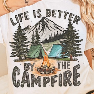 La vida es mejor junto a la fogata PNG, diseño de sublimación, imágenes prediseñadas de campamento, imagen digital retro, camiseta PNG, descarga digital instantánea PNG