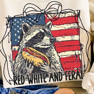 Rot, weiß und wild, lustiges USA Shirt, lustiges Waschbär-Shirt, 4. Juli digitaler Download, Hotdog Waschbär png, Merica png