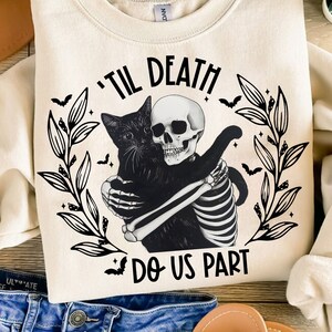 Retro 'Til Death Do Us Part PNG, Halloween-Skelett, Halloween-Totenkopf, Halloween-Shirt-Design, schwarze Katze