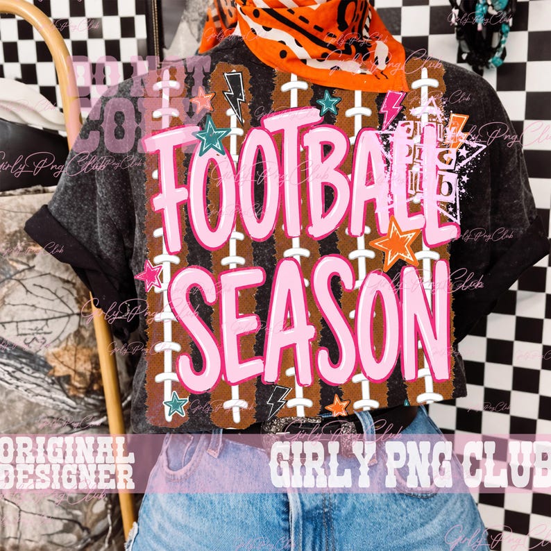 Peut inclure: Un t-shirt gris anthracite d&eacute;lav&eacute; &agrave; l'acide avec un imprim&eacute; graphique portant le texte FOOTBALL SEASON en lettres roses. Le motif comprend des rayures verticales marron avec des lacets de ballon de football blanc, entour&eacute; d'&eacute;toiles et d'&eacute;clairs.