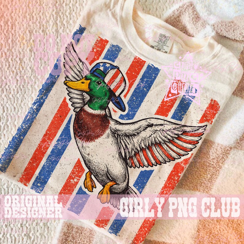 Pu&ograve; includere: T-shirt color crema con grafica di un'anatra con cappello patriottico, con strisce rosse, bianche e blu. L'anatra ha dettagli verdi, marroni e gialli. La maglietta ha il testo "GIRLY PNG CLUB" e "ORIGINAL DESIGNER".
