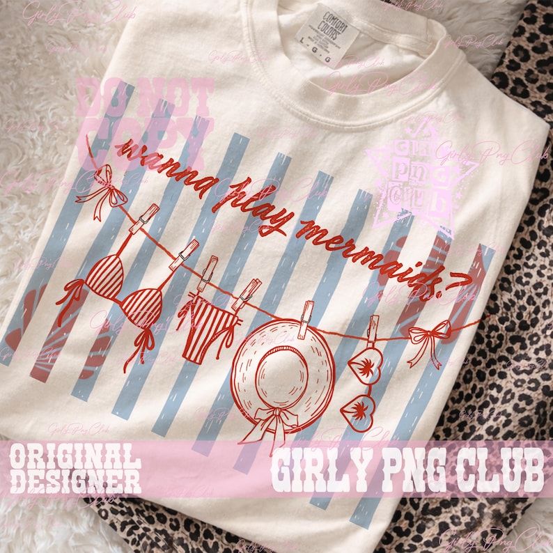 Op de afbeelding: Cr&egrave;mekleurig T-shirt met een rode en blauwe afbeelding. Het ontwerp toont een waslijn met een bikinitop, -broekje, een zonnehoed en hartvormige zonnebrillen. De tekst "wanna play mermaids?" staat erboven.