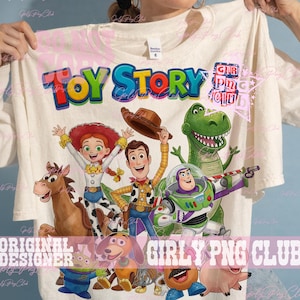Puede incluir: Una camiseta de color crema con un gr&aacute;fico colorido de Toy Story. El dise&ntilde;o incluye a los personajes Woody, Jessie, Buzz Lightyear, Rex, Bullseye, Slinky Dog, Mr. Potato Head, Hamm y un Alien. El texto Toy Story est&aacute; en letras grandes.