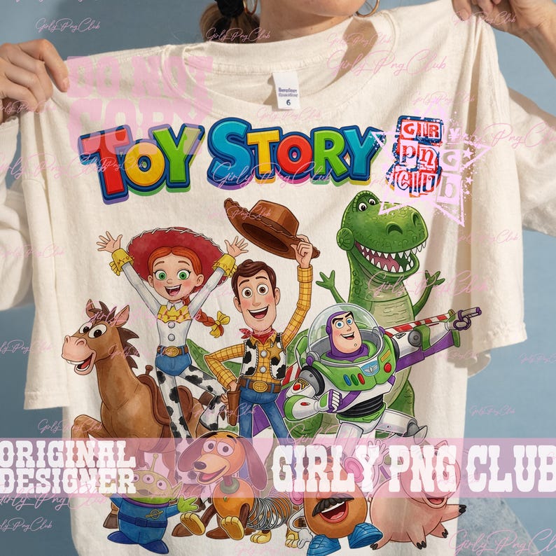 Puede incluir: Una camiseta de color crema con un gr&aacute;fico colorido de Toy Story. El dise&ntilde;o incluye a los personajes Woody, Jessie, Buzz Lightyear, Rex, Bullseye, Slinky Dog, Mr. Potato Head, Hamm y un Alien. El texto Toy Story est&aacute; en letras grandes.