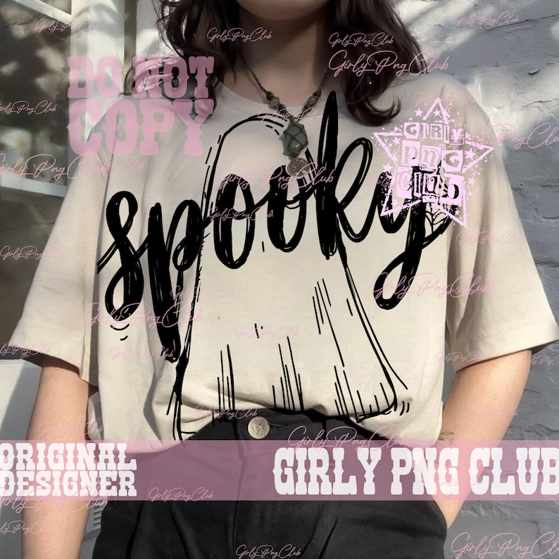 Puede incluir: Una camiseta de manga corta de color beige con un gran gr&aacute;fico negro de un fantasma y la palabra "spooky" escrita en el centro con una tipograf&iacute;a estilizada y dibujada a mano. El dise&ntilde;o incluye l&iacute;neas negras gruesas e irregulares.