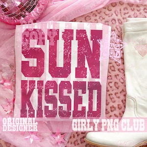 Pode incluir: Um design gr&aacute;fico rosa e branco com as palavras "SUN KISSED" em uma fonte desgastada. O design est&aacute; em um material transparente e texturizado, com uma bota branca e estrelas rosa no fundo. O texto "ORIGINAL DESIGNER" e "GIRLY PNG CLUB" tamb&eacute;m &eacute; vis&iacute;vel.