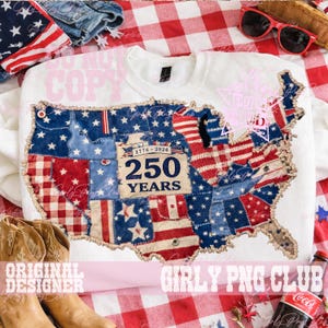 Könnte beinhalten: Weißes Sweatshirt mit Rundhalsausschnitt und einem Patchwork-Design der Karte der Vereinigten Staaten in Rot, Weiß und Blau. Die Karte enthält den Text "1776-2026 250 YEARS". Das Sweatshirt liegt auf einer rot-weiß karierten Oberfläche.