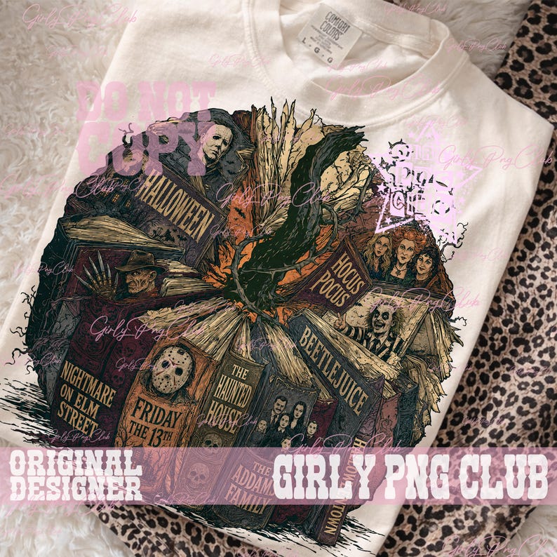 Pode incluir: Uma t-shirt cor de creme com um gr&aacute;fico circular de livros de filmes de terror empilhados. Os t&iacute;tulos incluem Halloween, Hocus Pocus, Nightmare on Elm Street, Friday the 13th, The Haunted House, Beetlejuice e The Addams Family com arte.